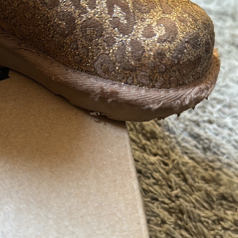 UGG - Picture 3 of 6